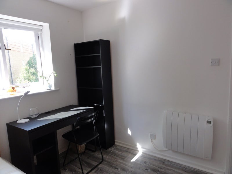 Room Goodwood Road in Greater London
