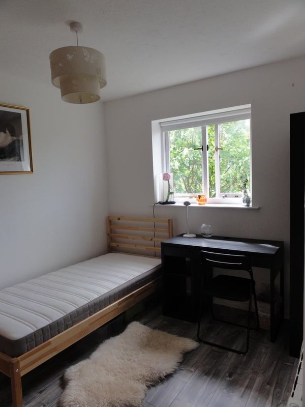 Room Goodwood Road in Greater London