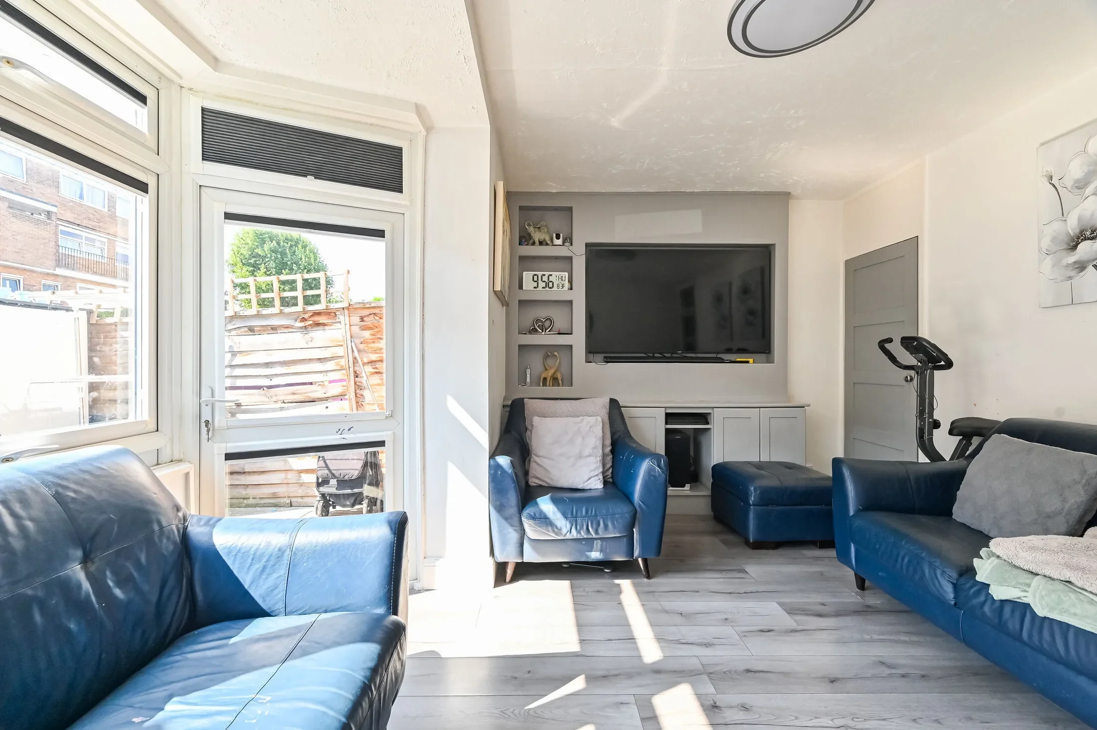 Flat Marshfield Street in Greater London