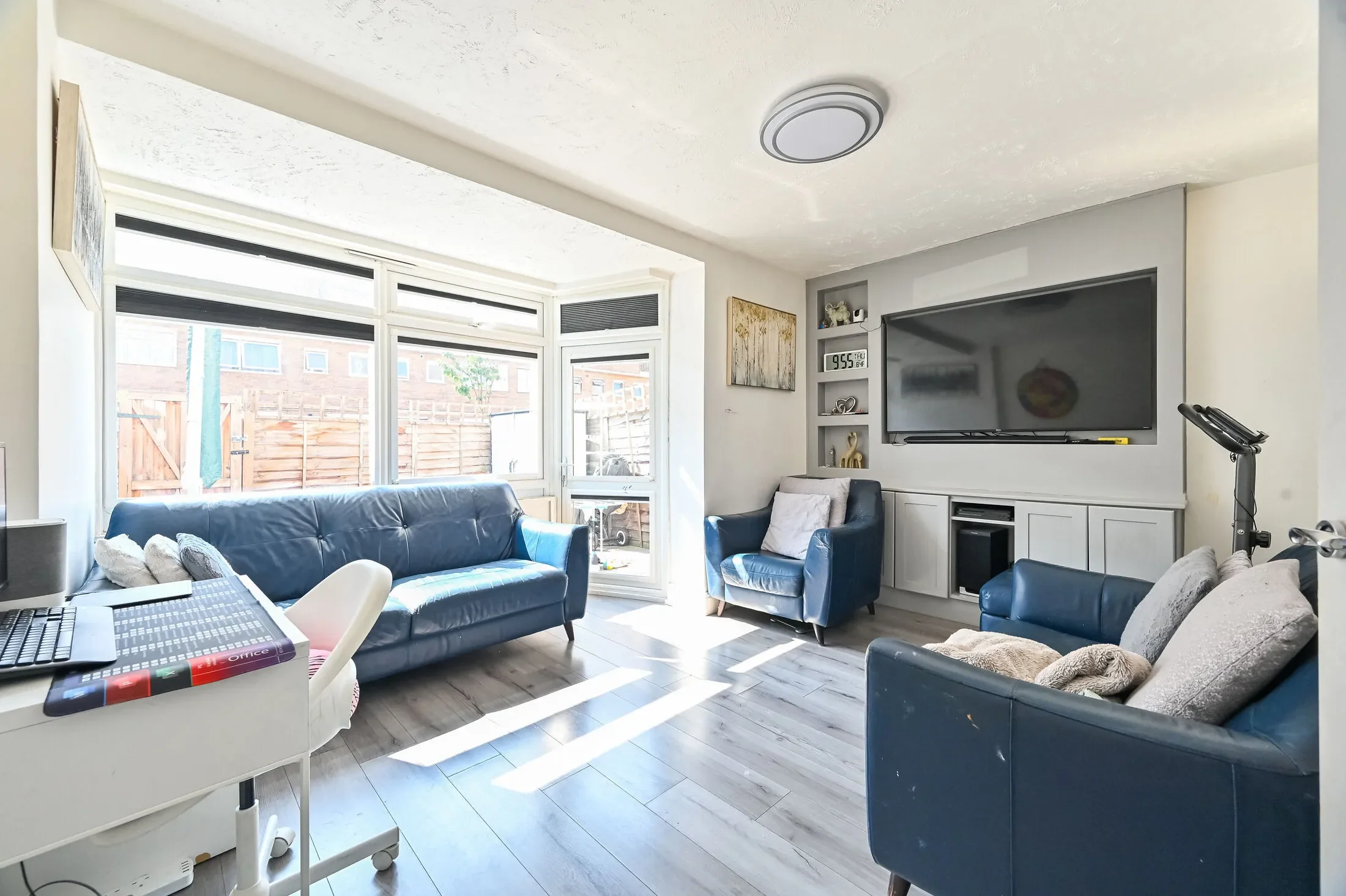 Flat Marshfield Street in Greater London