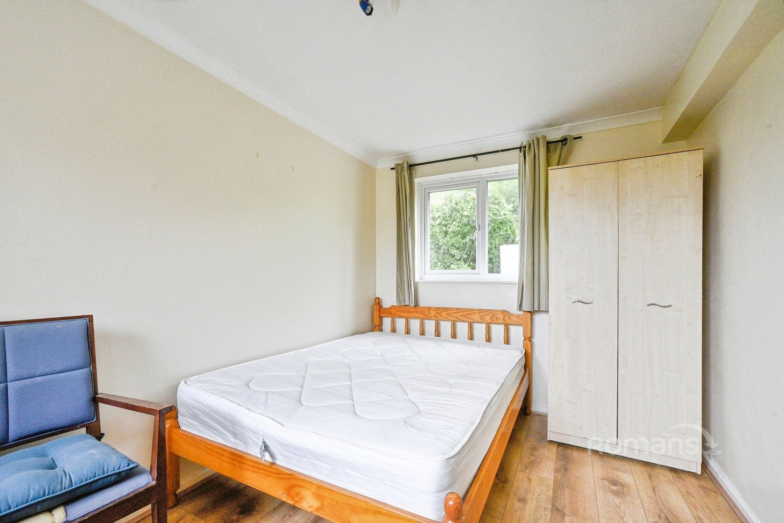 Room Pleydell Road in Swindon