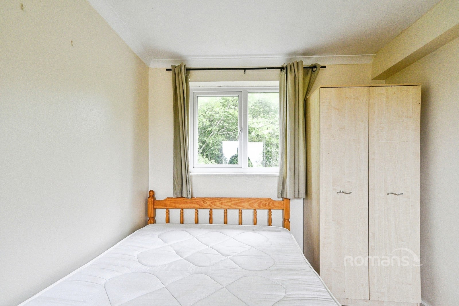 Room Pleydell Road in Swindon