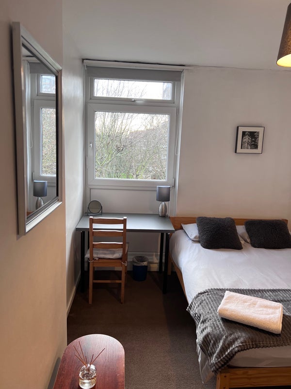 Room Bolingbroke Walk in Greater London