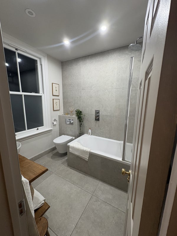 Room Silvester Road in Greater London