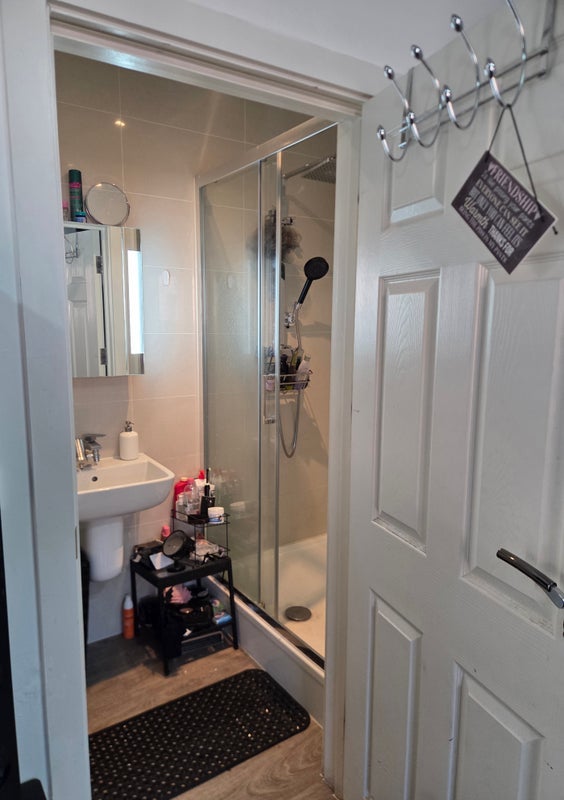 Room Vine Court in Greater London
