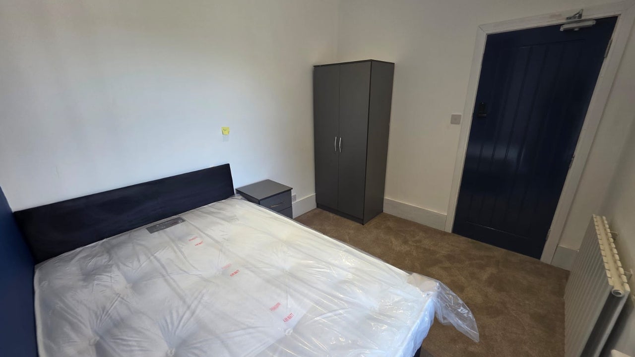 Room Clarendon Road in Luton