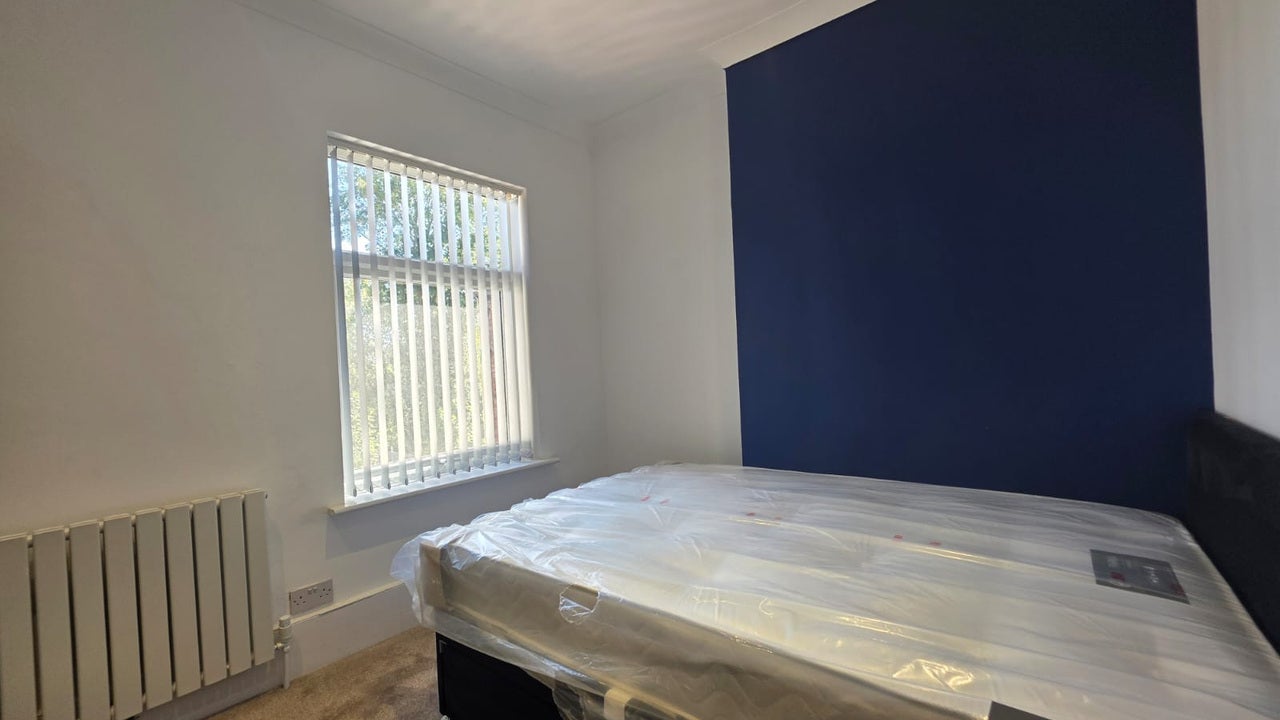Room Clarendon Road in Luton
