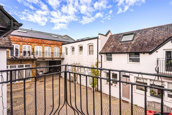 Flat Lavender Hill in Greater London