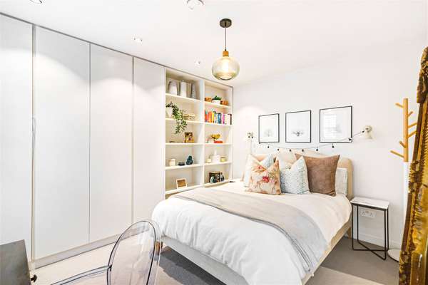 Flat Lavender Hill in Greater London