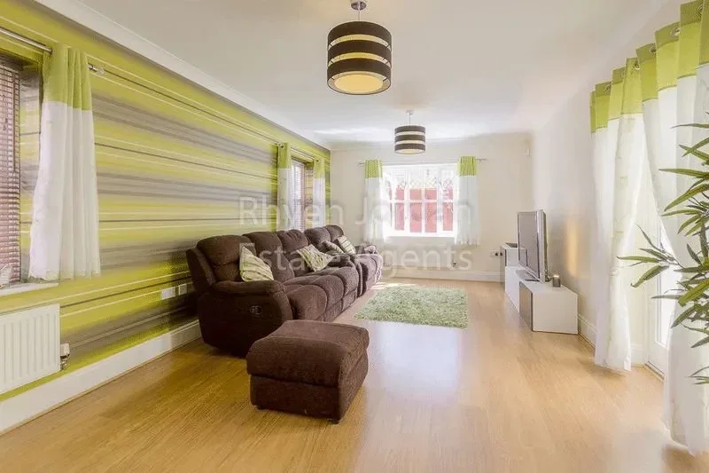 House Frampton Grove in Shenley Brook End