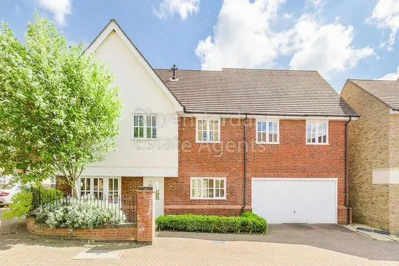 House Frampton Grove in Shenley Brook End