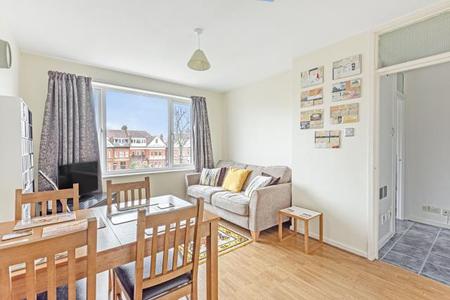 Flat Ballards Lane in Greater London