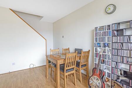 Flat Ballards Lane in Greater London