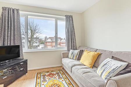 Flat Ballards Lane in Greater London