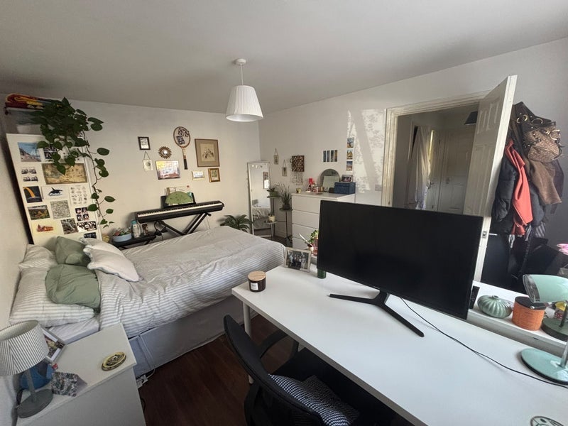 Room Longmead Avenue in Bristol