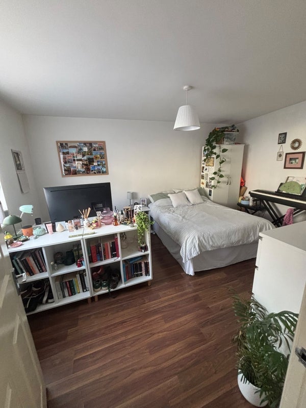 Room Longmead Avenue in Bristol