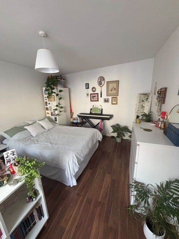 Room Longmead Avenue in Bristol