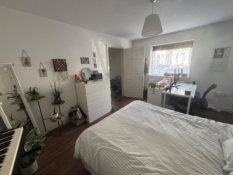 Room Longmead Avenue in Bristol