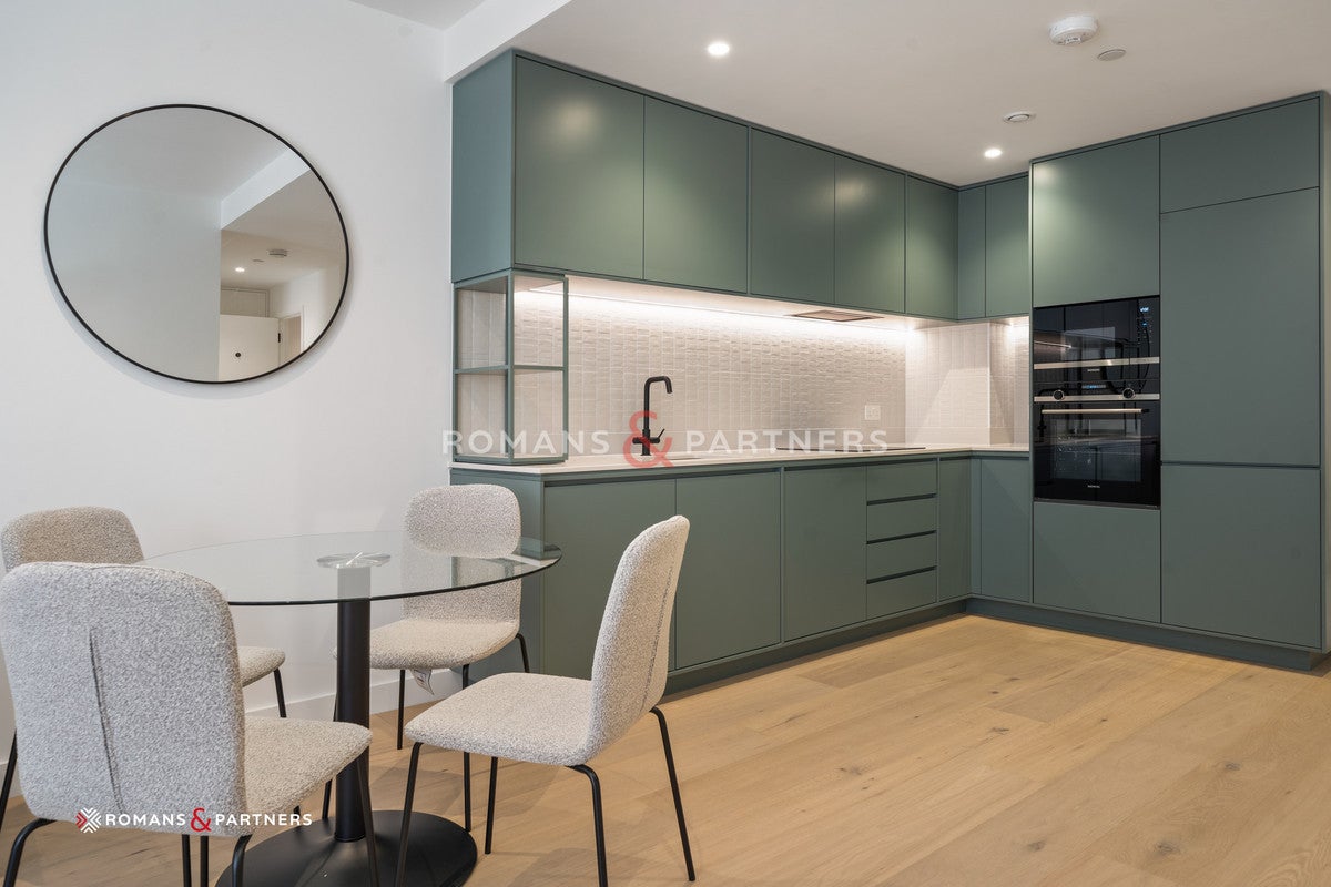 Flat Parkview Avenue in Greater London