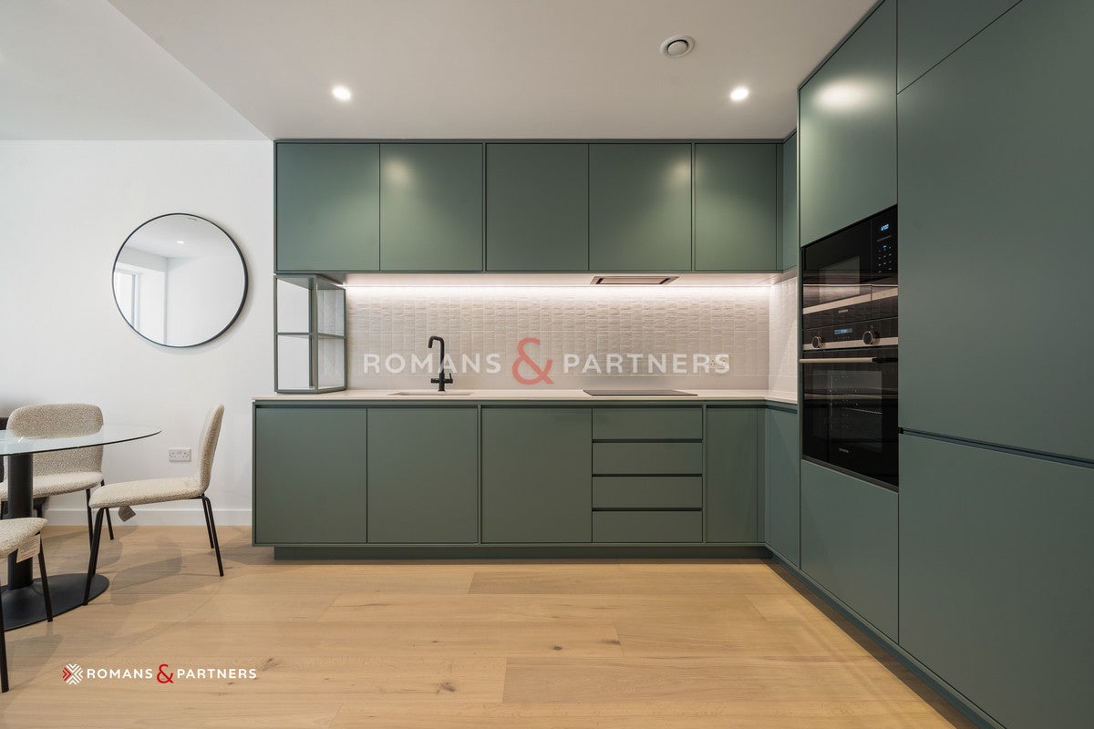 Flat Parkview Avenue in Greater London