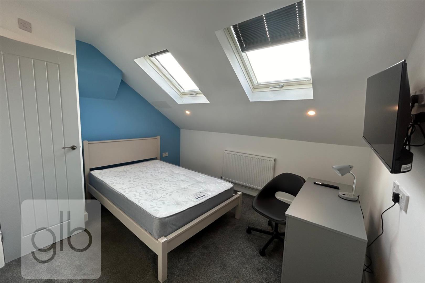 Room Monks Road in Coventry