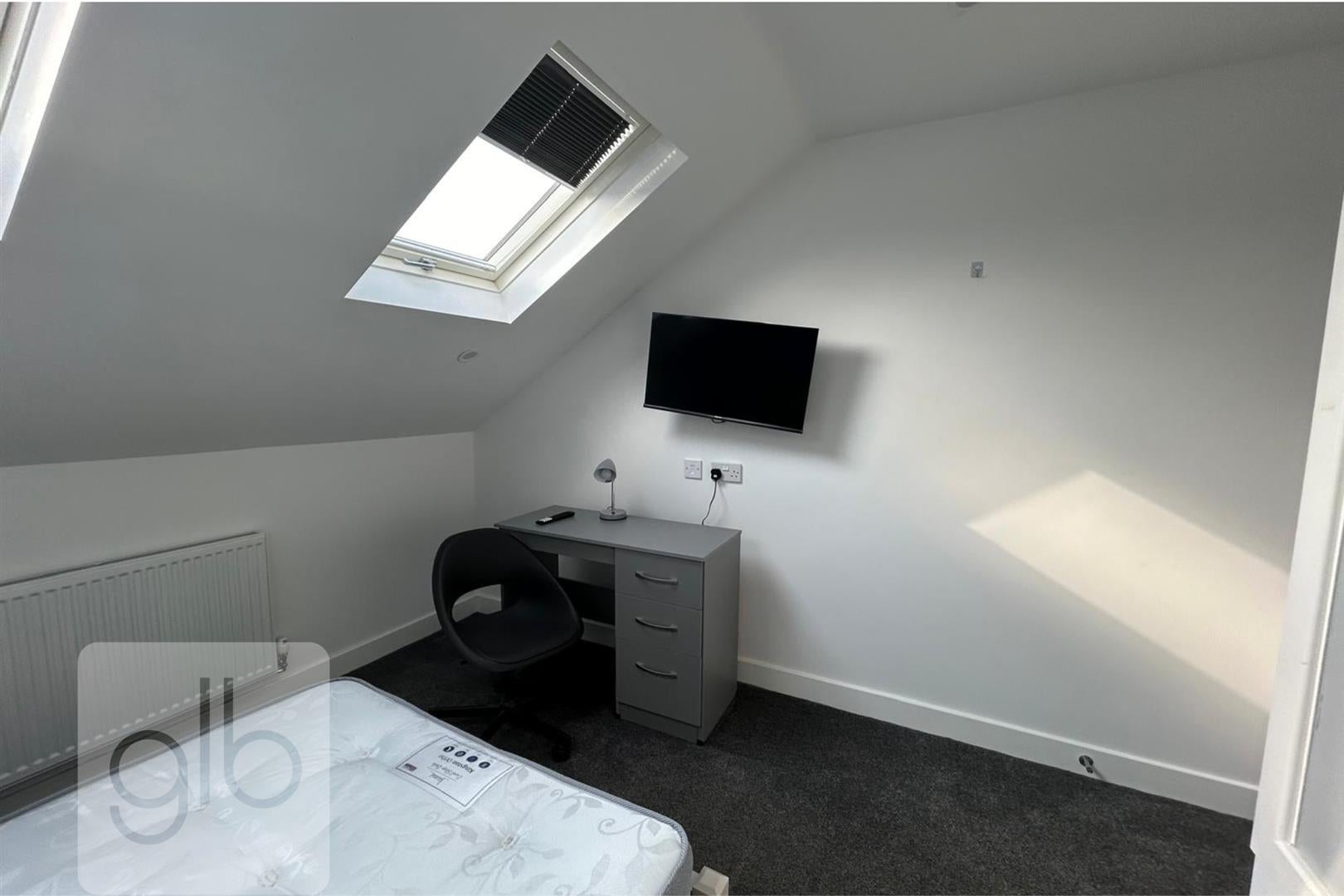 Room Monks Road in Coventry