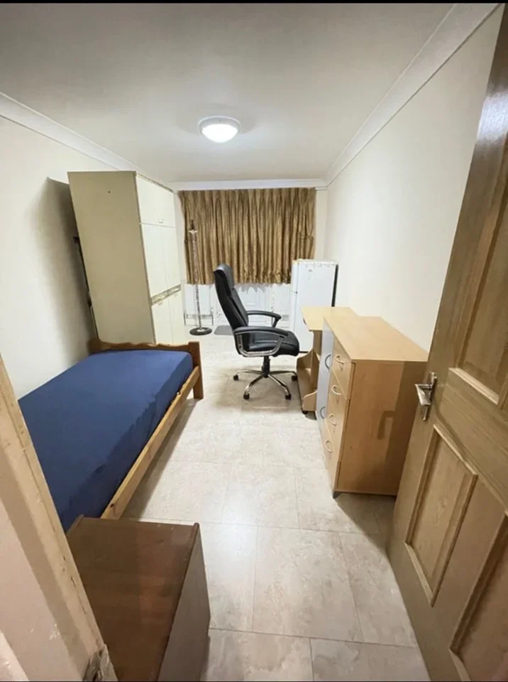 Room Pinner Road in Greater London