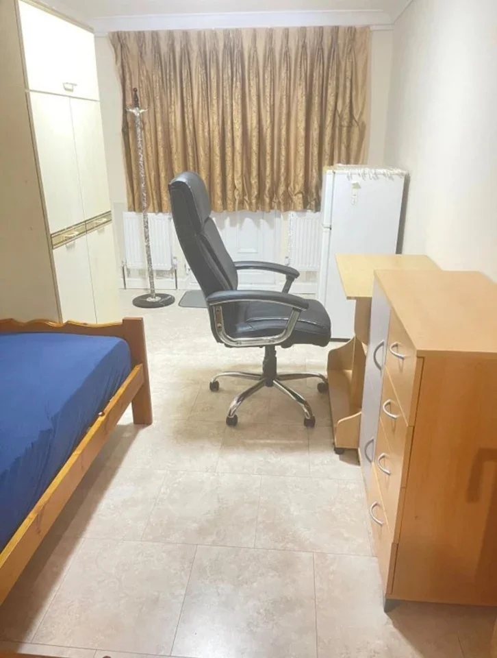 Room Pinner Road in Greater London
