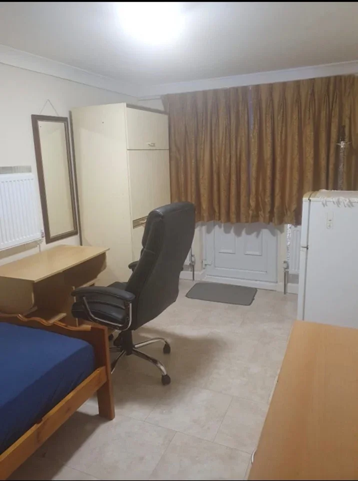 Room Pinner Road in Greater London