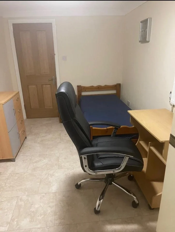 Room Pinner Road in Greater London