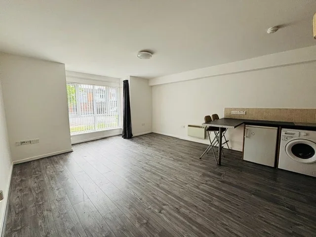 Flat Gilmartin Grove in Liverpool