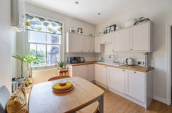 Flat Kinver Road in Greater London