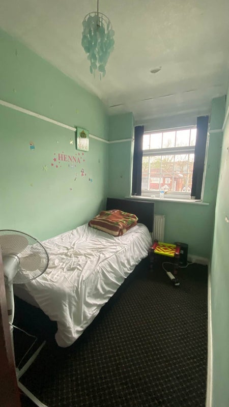 Room Victoria Avenue in Manchester