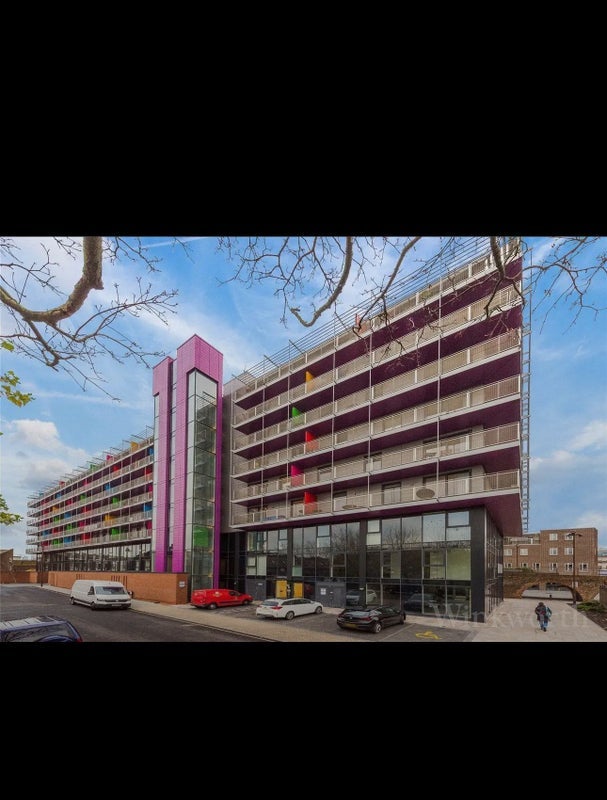 Flat Carriage Way in Greater London