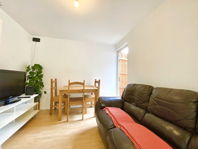 Room Heath Road in Greater London