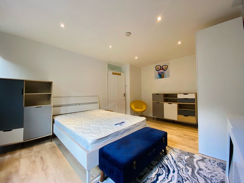 Room Heath Road in Greater London