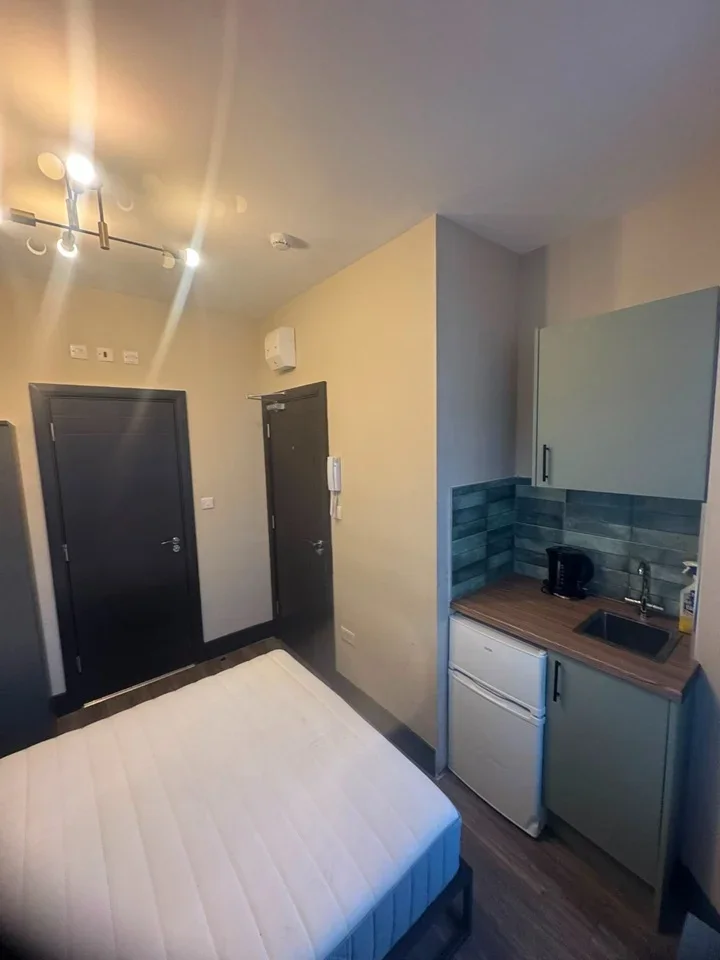 Room Tramway Avenue in Greater London