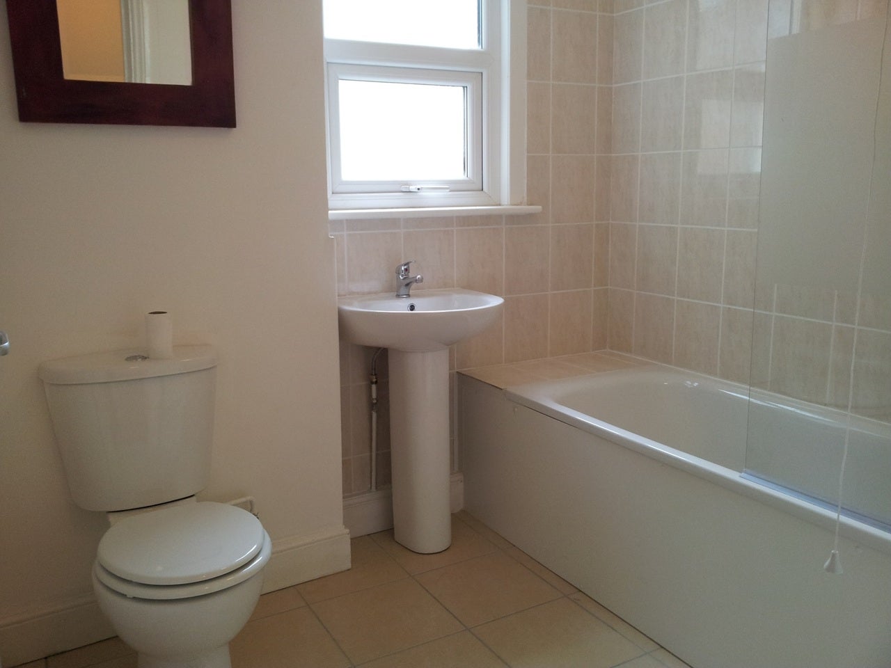 Flat Ferme Park Road in Greater London