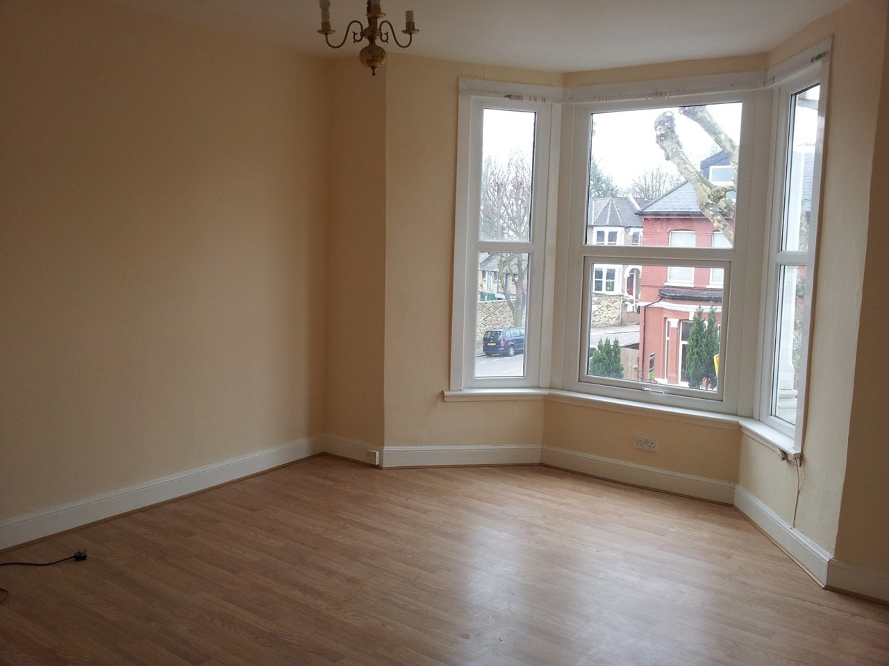 Flat Ferme Park Road in Greater London