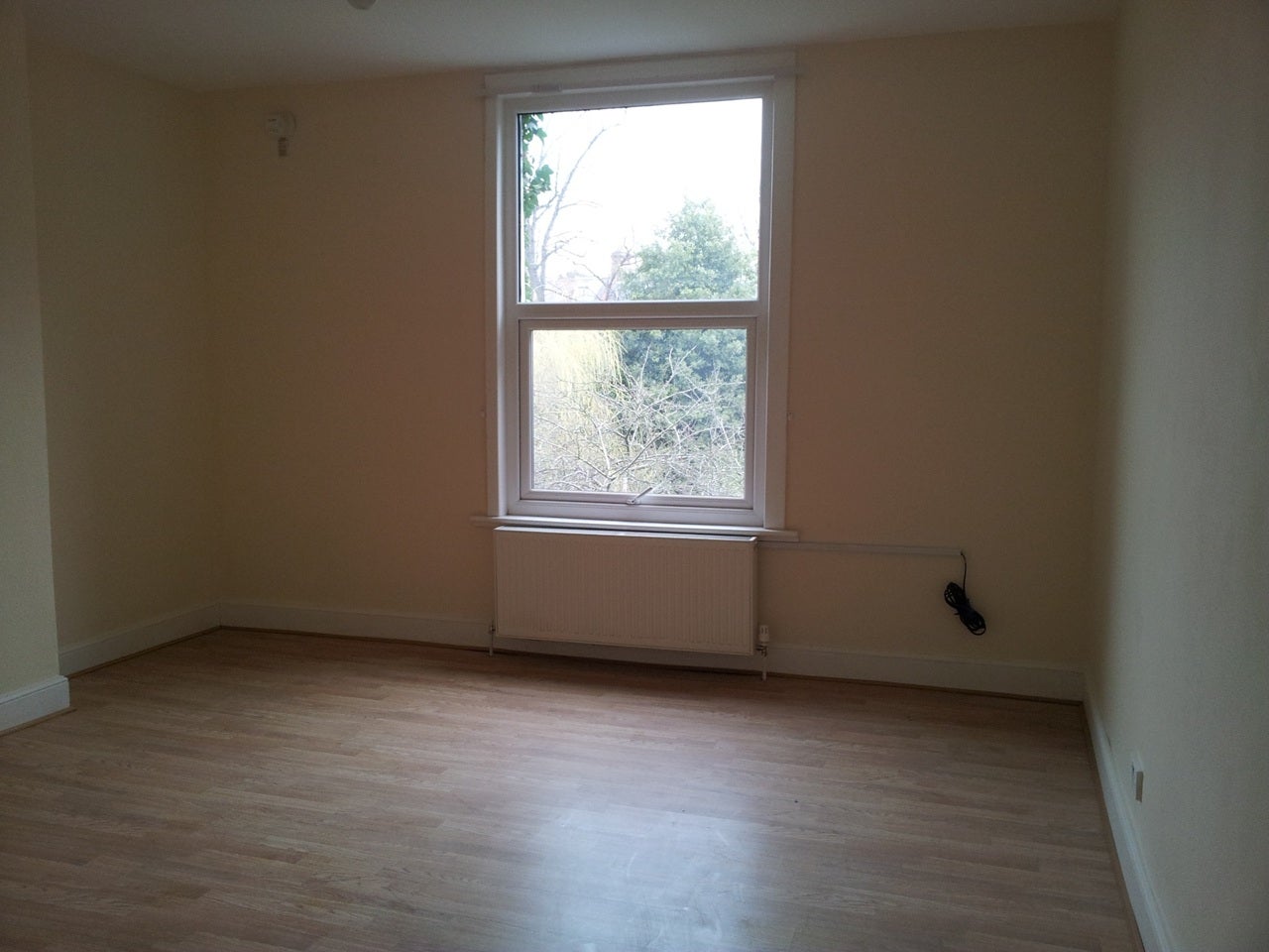 Flat Ferme Park Road in Greater London