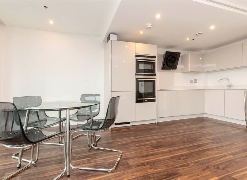Flat Alie Street in Greater London
