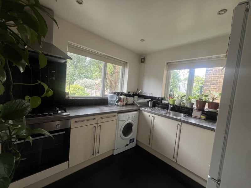 Room Ravenscroft Road in Greater London