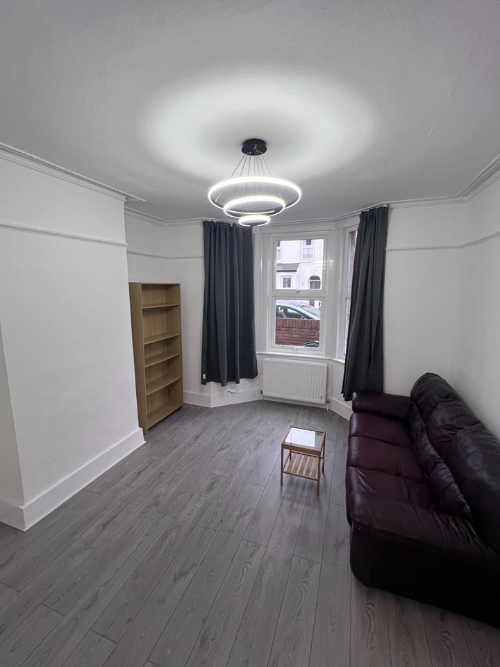 Flat Walpole Road in Greater London