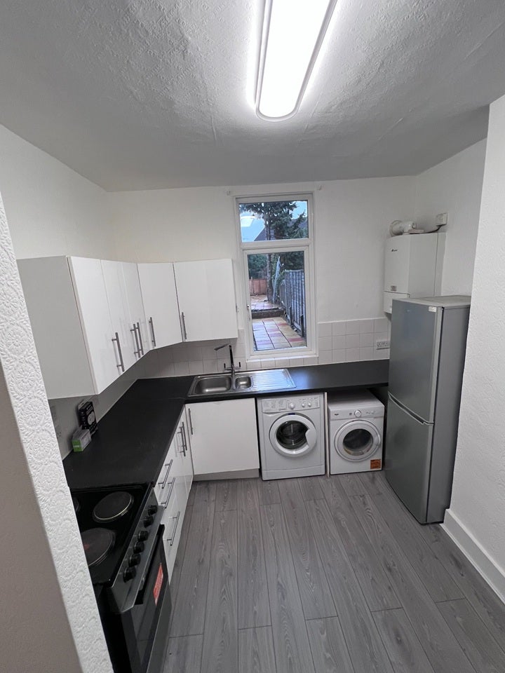 Flat Walpole Road in Greater London