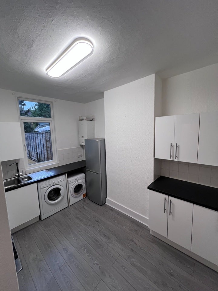 Flat Walpole Road in Greater London
