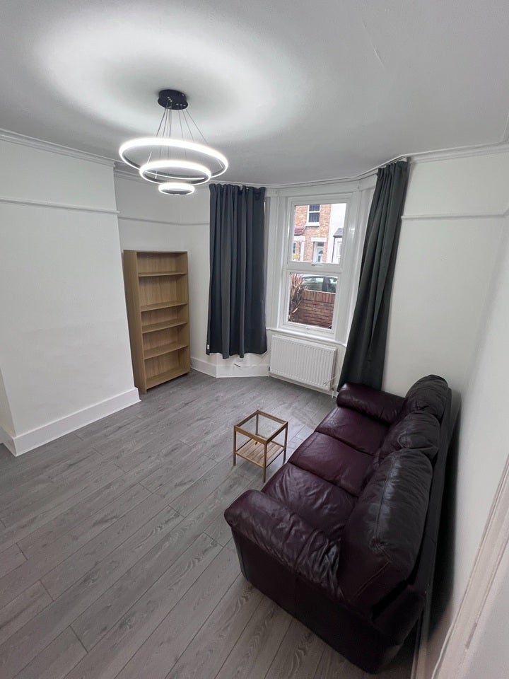 Flat Walpole Road in Greater London