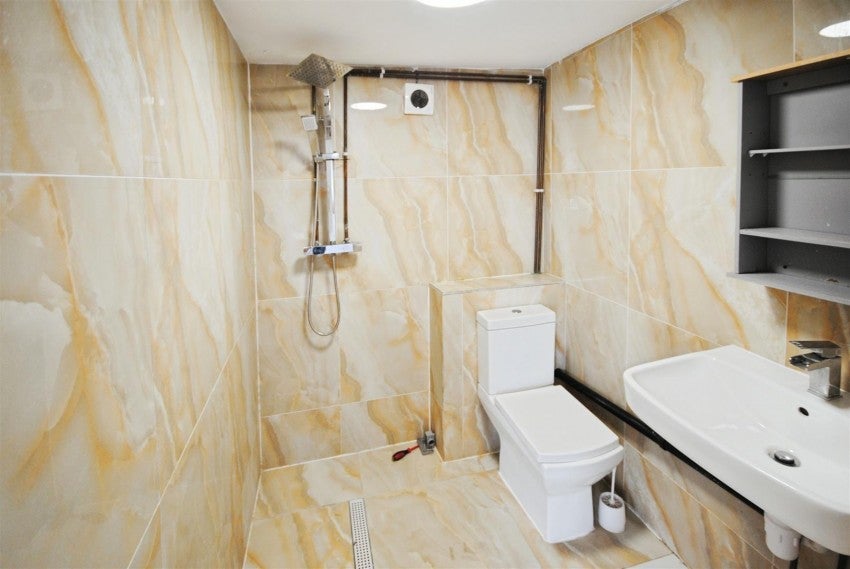 Flat Longspring in Watford