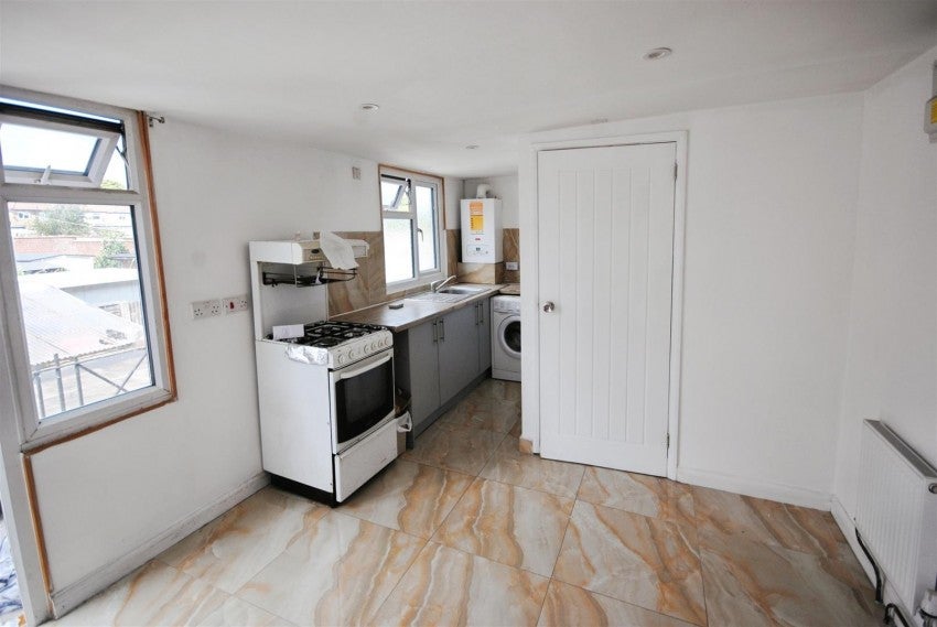 Flat Longspring in Watford