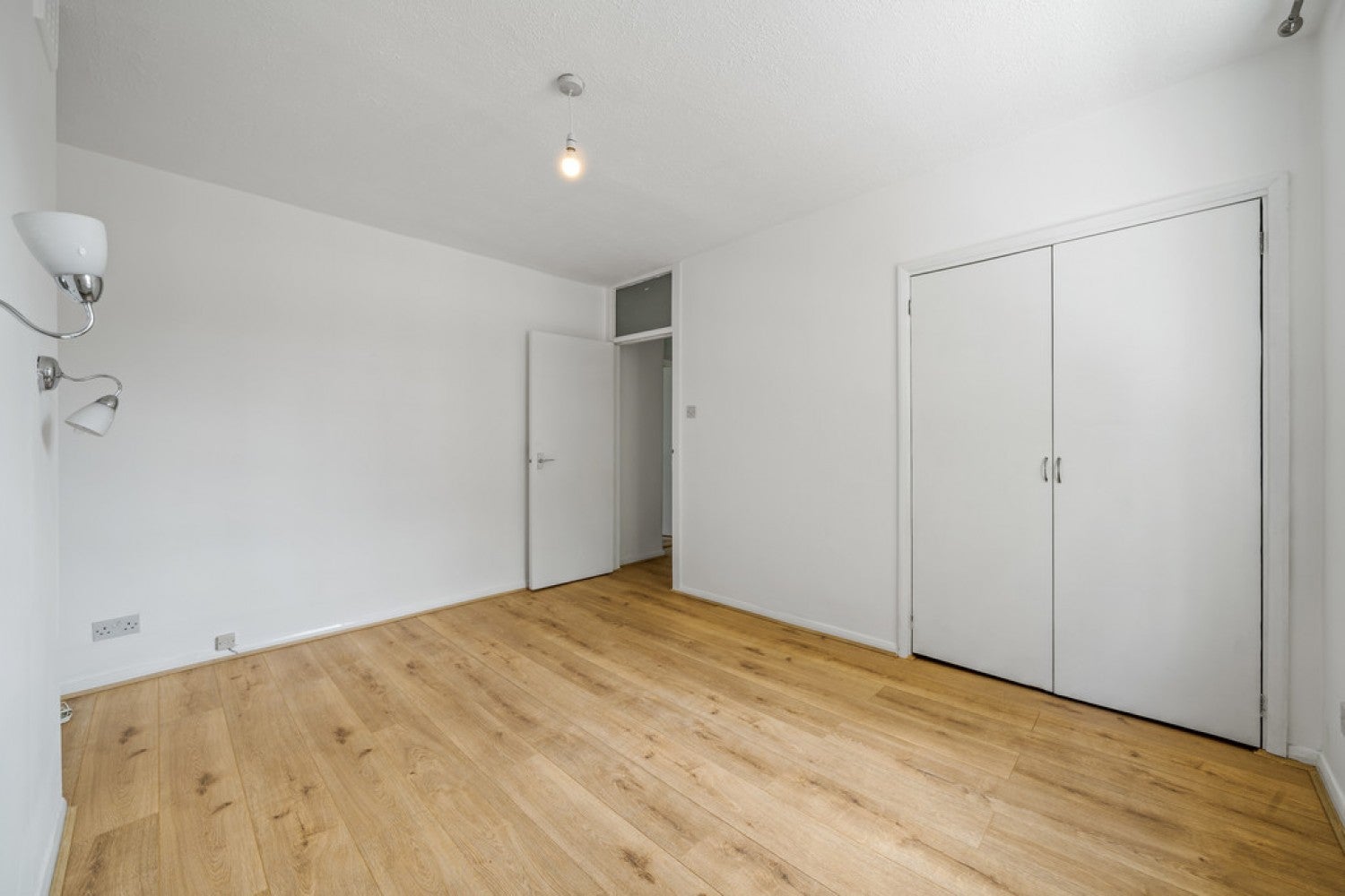 Flat Cornwall Square Kennings Way in Greater London