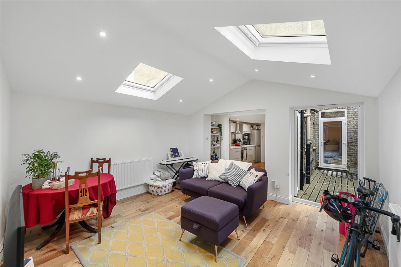 Flat Santley Street in Greater London